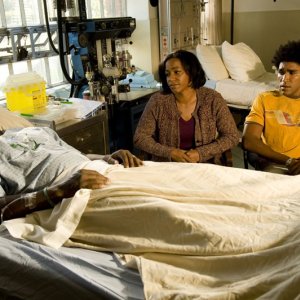 Stefanie Samuels, Jamil Walker Smith assistono Sean Blakemore nell'episodio Lost di Stargate Universe