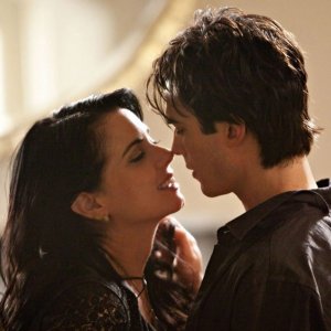 Un gioco di seduzione tra Isobel (Mia Kirshner) e Damon (Ian Somerhalder) nell'episodio Isobel di The Vampire Diaries