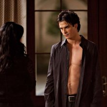 Un'immagine tratta dall'episodio Isobel di Vampire Diaries con Mia Kirshner e Ian Somerhalder