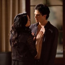 Una sensuale scena dell'episodio Isobel di The Vampire Diaries con Mia Kirshner e Ian Somerhalder