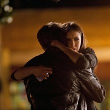 Una Spaventata Elena Nina Dobrev Abbraccia Stefan Paul Wesley Nell Episodio Isobel Di The Vampire Diaries 161092