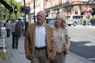 Anthony Hopkins con Naomi Watts in You Will Meet a Tall Dark Stranger