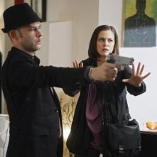 FlashForward: Dominic Monaghan e Christine Woods in una scena dell'episodio Countdown