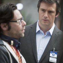 FlashForward: Jack Davenport e James Callis nell'episodio Course Correction