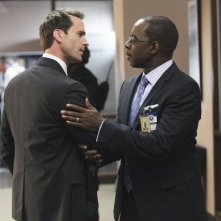 FlashForward: Joseph Fiennes e Courtney B. Vance in una scena dell'episodio Countdown