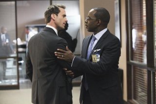 FlashForward: Joseph Fiennes e Courtney B. Vance in una scena dell'episodio Countdown