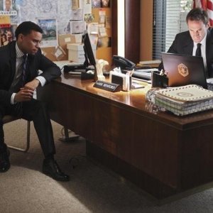 FlashForward: Joseph Fiennes e Michael Ealy in una scena dell'episodio Countdown