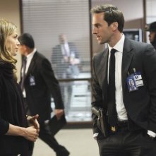 FlashForward: Joseph Fiennes e Sonya Walger in una scena dell'episodio Countdown