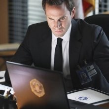FlashForward: Joseph Fiennes in un momento dell'episodio Countdown