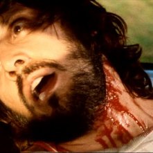 George Eastman morto in una scena del thriller Semaforo Rosso (Cani arrabbiati)