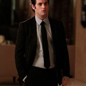 Dan (Penn Badgley) in giacca e cravatta nell'episodio Ex-Husbands and Wives di Gossip Girl