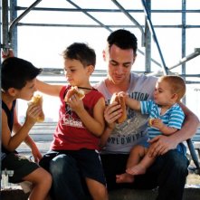 Elio Germano con i suoi bambini nel film La nostra vita