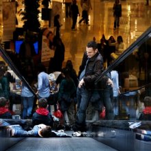 Elio Germano, Luca Giannetti e Damiano De Laurentis in un'immagine gioiosa del film La nostra vita