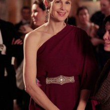 La sorridente Lily (Kelly Rutherford) in una scena dell'episodio Ex-Husbands and Wives di Gossip Girl