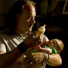 Luca Zingaretti in un'immagine tenera del film La nostra vita