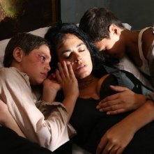 Maria Grazia Cucinotta in una scena de La bella società