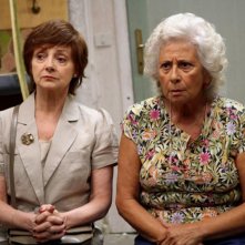 Milena Vukotich e Isa Danieli nel film Scontro di civiltà per un ascensore a Piazza Vittorio