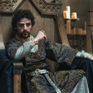 Oscar Isaac in una scena di Robin Hood