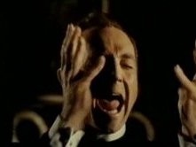 Robert Flemyng in una scena del film L'orribile segreto del dottor Hichcock