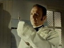 Robert Flemyng in una sequenza dell'horror L'orribile segreto del dottor Hichcock ( 1962 )