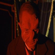 Robert Flemyng in una suggestiva scena del film L'orribile segreto del dottor Hichcock