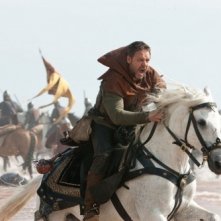 Robin Hood (Russell Crowe) temerario e battagliero nel film Robin Hood