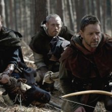 Russell Crowe, Kevin Durand e Scott Grimes nel film Robin Hood