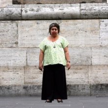 Serra Yilmaz in un'immagine emblematica del film Scontro di civiltà per un ascensore a Piazza Vittorio