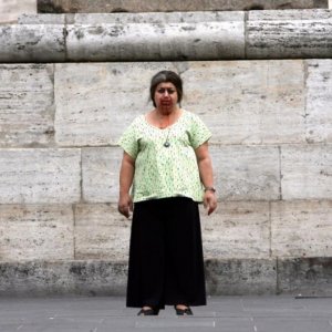 Serra Yilmaz in un'immagine emblematica del film Scontro di civiltà per un ascensore a Piazza Vittorio