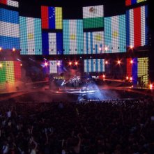 Un'immagine suggestiva e pacifista dal tour degli U2 nel film U2 3D