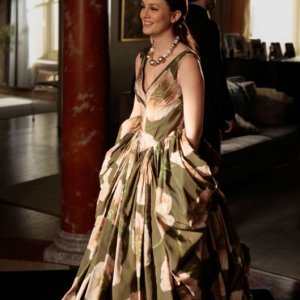 Una sorridente Blair (Leighton Meester) in una scena dell'episodio Ex-Husbands and Wives di Gossip Girl