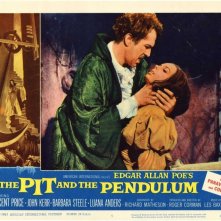 Vincent Price e Barbara Steele in una lobby card promozionale del film Il pozzo e il pendolo