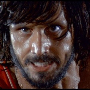 Primo piano di George Eastman nel film Semaforo Rosso (Cani arrabbiati)