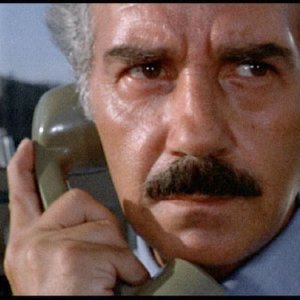 Riccardo Cucciolla in una scena del film Semaforo rosso (Cani arrabbiati)