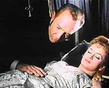 Robert Flemyng con Maria Teresa Vianello in una scena di L'orribile segreto del dottor Hichcock