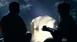 Allison Janney e Mark Pellegrino in una scena di Attraverso il mare, dalla sesta stagione di Lost