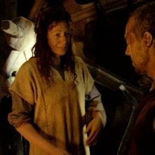 Allison Janney e Titus Welliver in una scena di Attraverso il mare, dalla sesta stagione di Lost