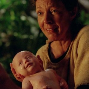 Allison Janney in una scena di Attraverso il mare dalla sesta stagione di Lost