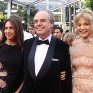 Cannes 2010: Elsa Zylberstein e Arielle Dombasle con il ministro della cultura francese Frédéric Mitterran