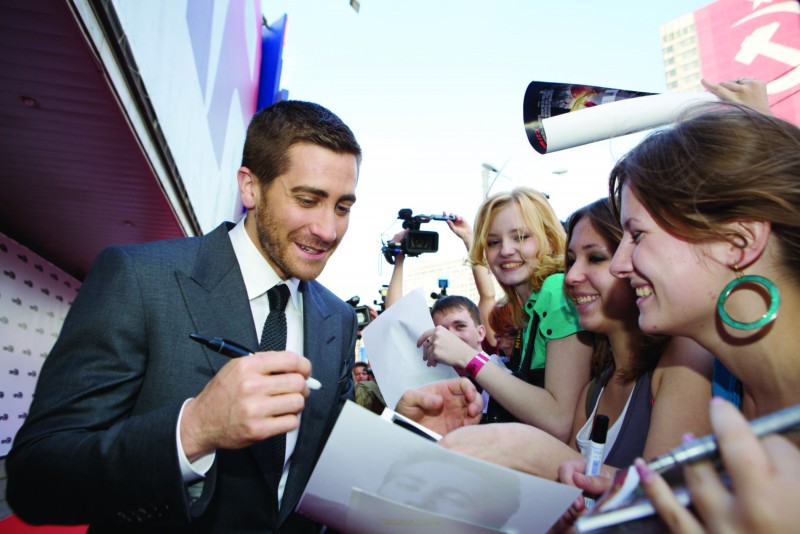 Jake Gyllenhaal Firma Gli Autografi Ai Suoi Fan Lungo Il Red Carpet Di Prince Of Persia Le Sabbie Del Tempo A Mosca 161758
