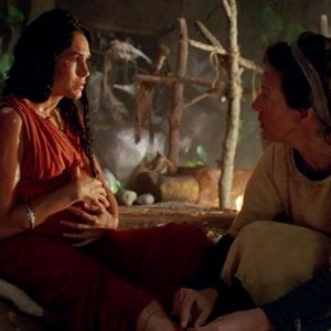 Lela Loren e Allison Janney in una scena di Attraverso il mare, dalla sesta stagione di Lost