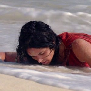 Lela Loren in una scena di Attraverso il mare, dalla sesta stagione di Lost