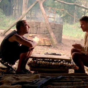 Mark Pellegrino e Titus Welliver in una scena di Attraverso il mare, dalla sesta stagione di Lost