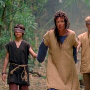 Ryan Bradford, Allison Janney e Kenton Duty in una scena di Attraverso il mare, dalla sesta stagione di Lost