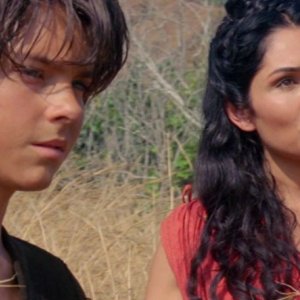 Ryan Bradford e Lela Loren in una scena di Attraverso il mare, dalla sesta stagione di Lost