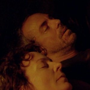 Titus Welliver e Allison Janney in una scena di Attraverso il mare, tratta dalla sesta stagione di Lost