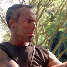 Titus Welliver in una scena di Attraverso il mare, dalla sesta stagione di Lost