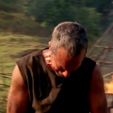 Titus Welliver in una scena di Attraverso il mare, tratta dalla sesta stagione di Lost