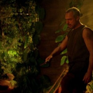 Titus Welliver in una scena tratta da Attraverso il mare, dalla sesta stagione di Lost