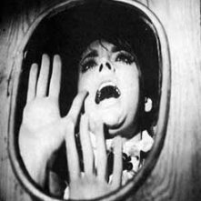 Barbara Steele spaventata in una immagine promozionale di L'orribile segreto del dottor Hichcock